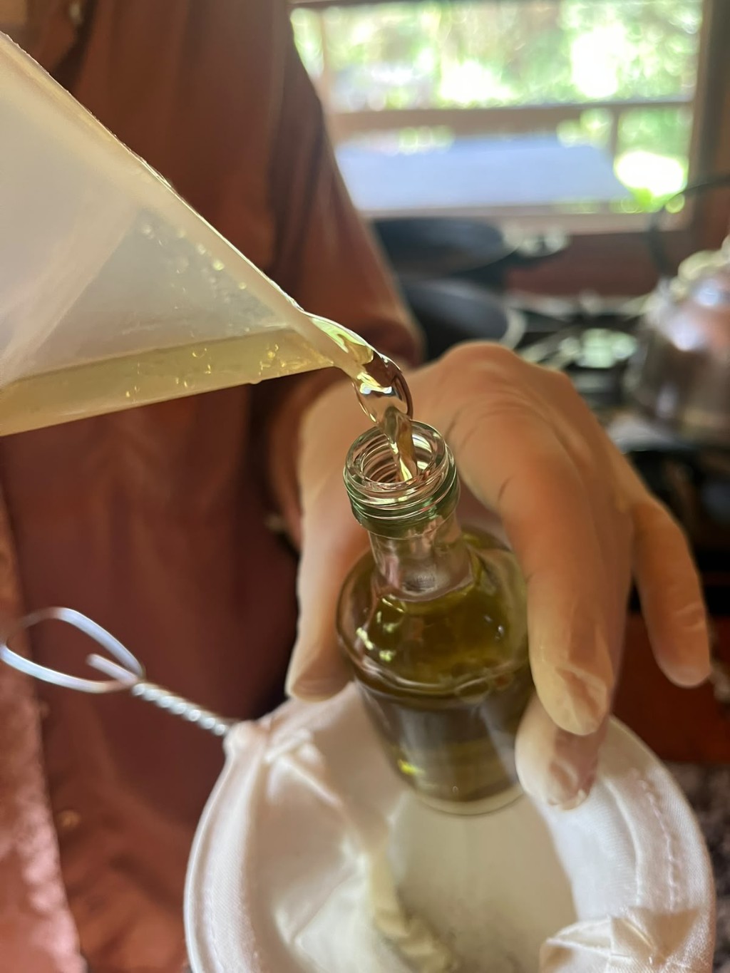 Envasando el jarabe de stevia casero en una botella de vidrio