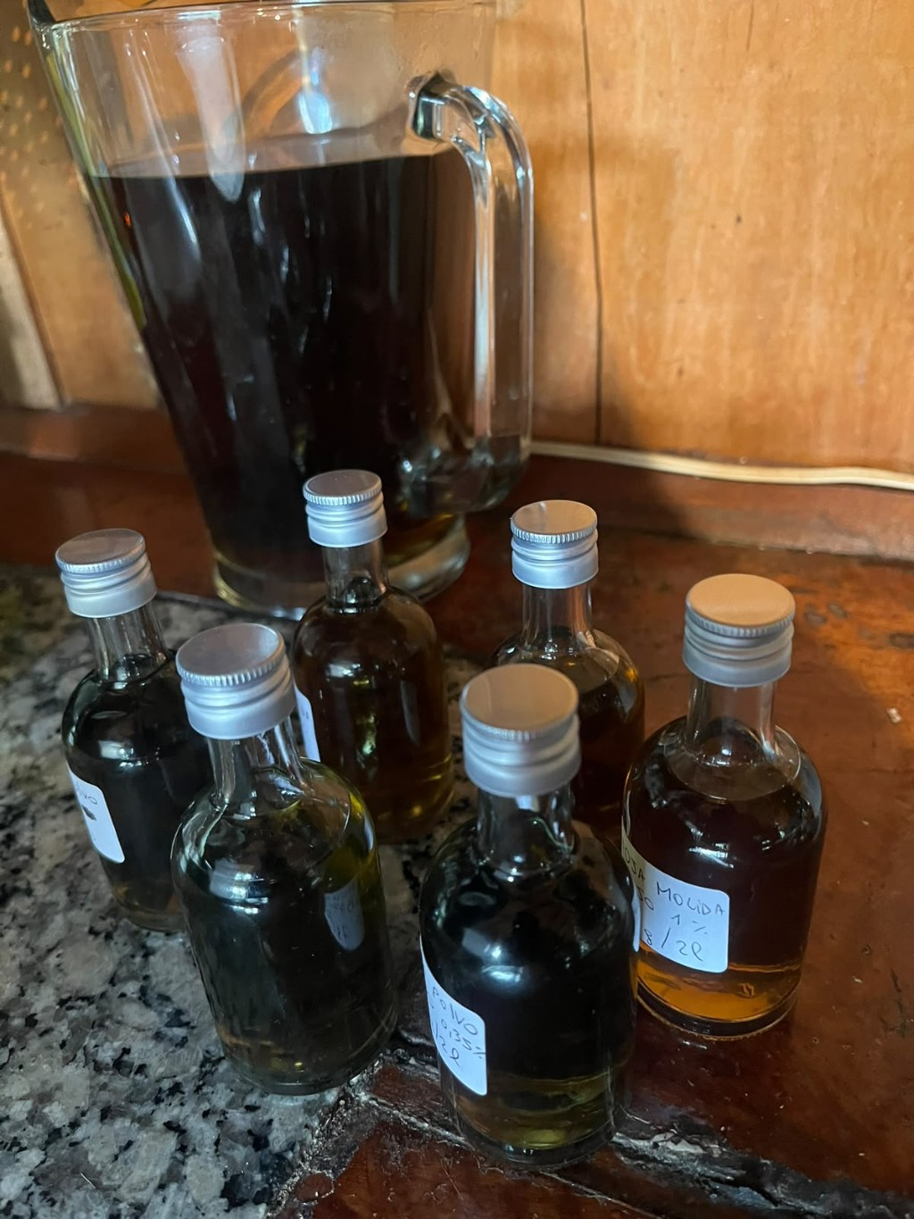 Botellas y jarra con jarabe de stevia casero