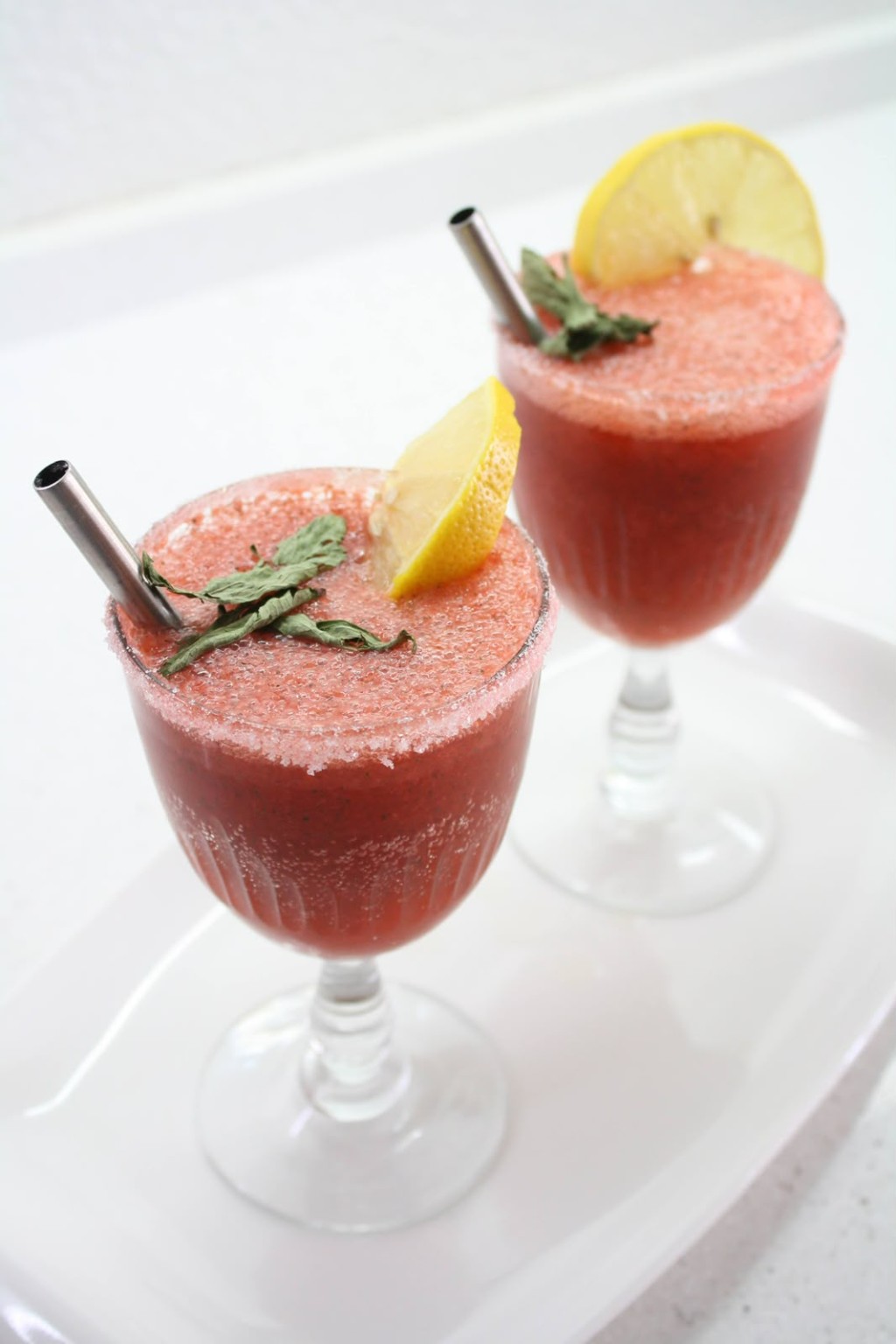 Limonadas de frutos rojos endulzadas con hojas de stevia natural