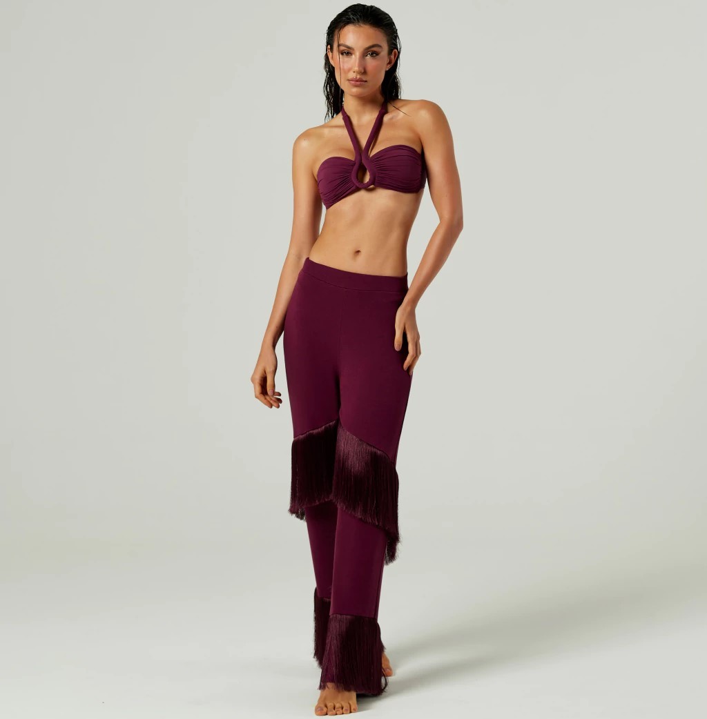 Mulher usando um top estruturado vino e uma cal&ccedil;a de franja vino