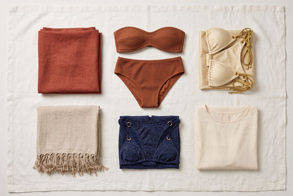 Paleta de cores do verão 2027 com peças de moda praia em off-white, areia, terracota e azul marinho