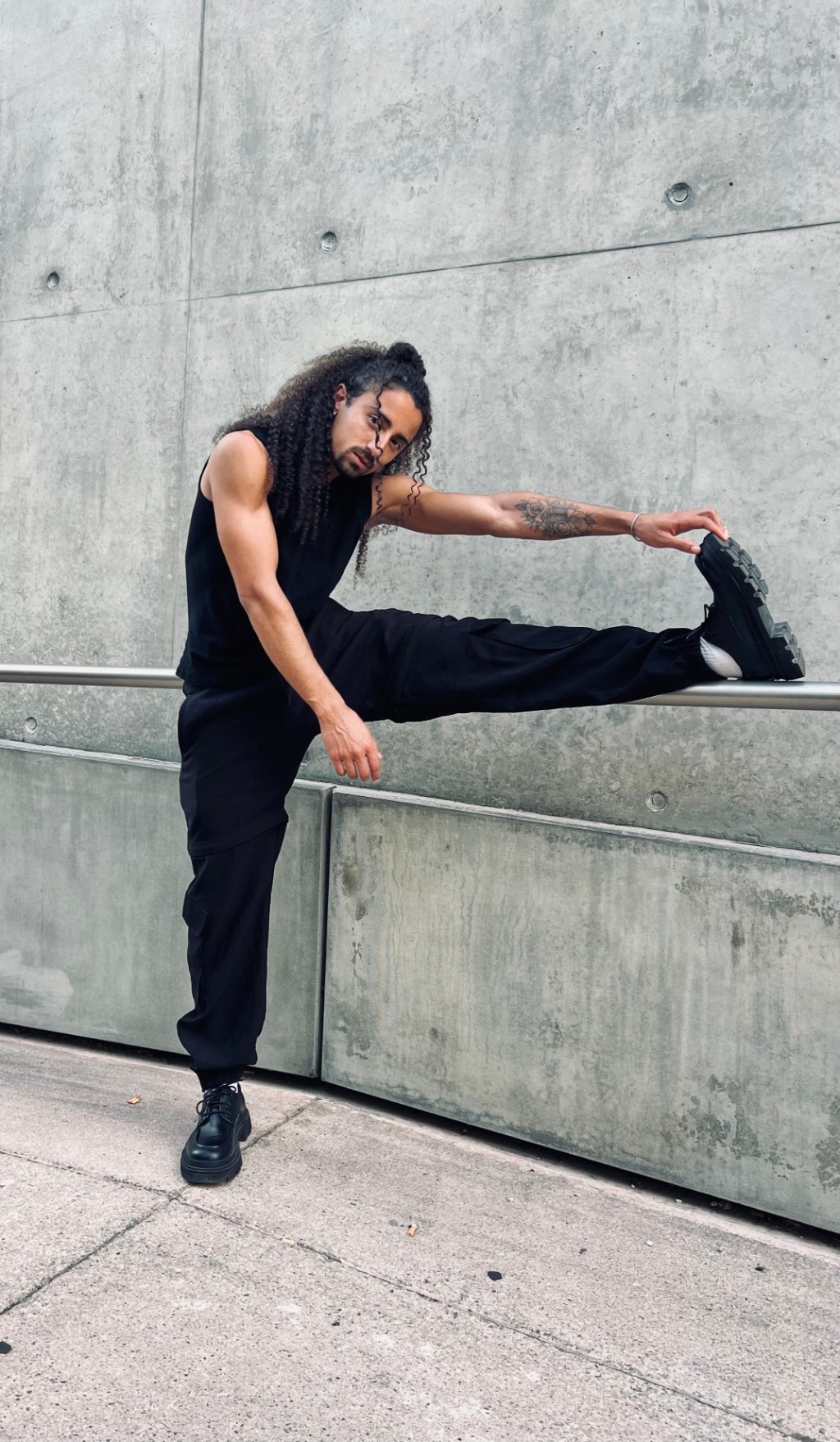 Imagem de nosso embaixador Breno com cal&ccedil;a cargo que leva seu nome