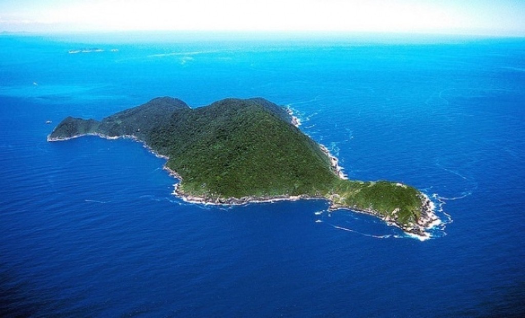 Ilha do Arvoredo vista do alto, maior ilha da Reserva Biol&oacute;gica Marinha em Santa Catarina