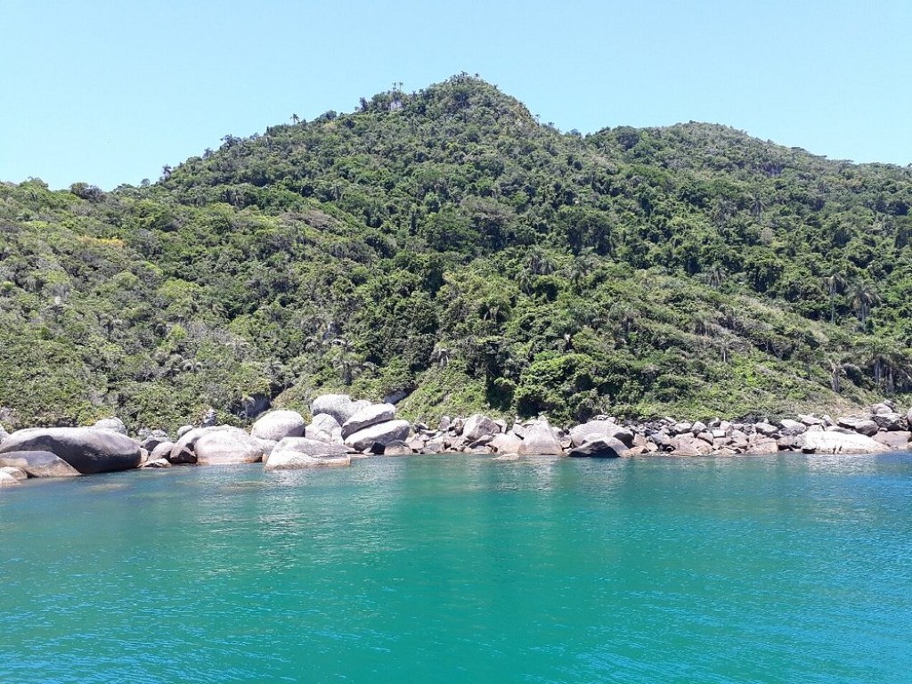 Enseada de &aacute;guas claras na Ilha do Arvoredo, condi&ccedil;&atilde;o comum nos pontos de mergulho de ver&atilde;o