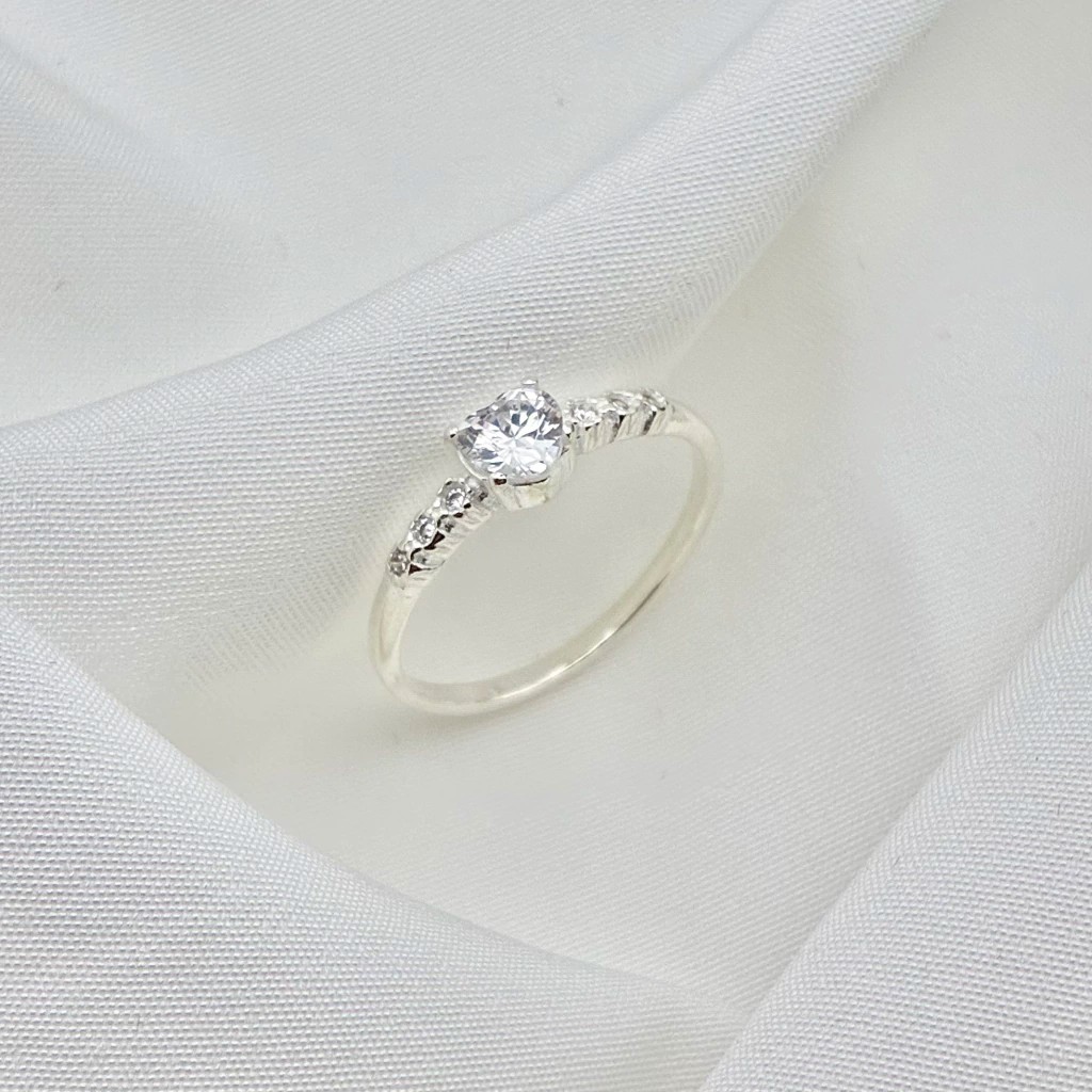 Anel de Prata Solit&aacute;rio Cravejado com Pedra em Forma de Cora&ccedil;&atilde;o