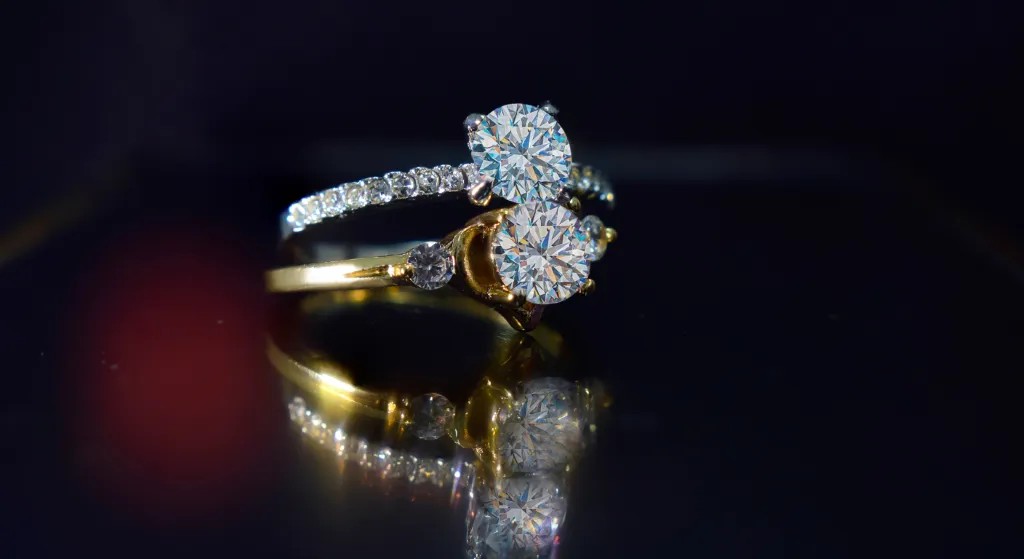 Anel de Prata Solit&aacute;rio Cravejado com Pedra Central e Anel Dourado Solit&aacute;rio com Pedra Central