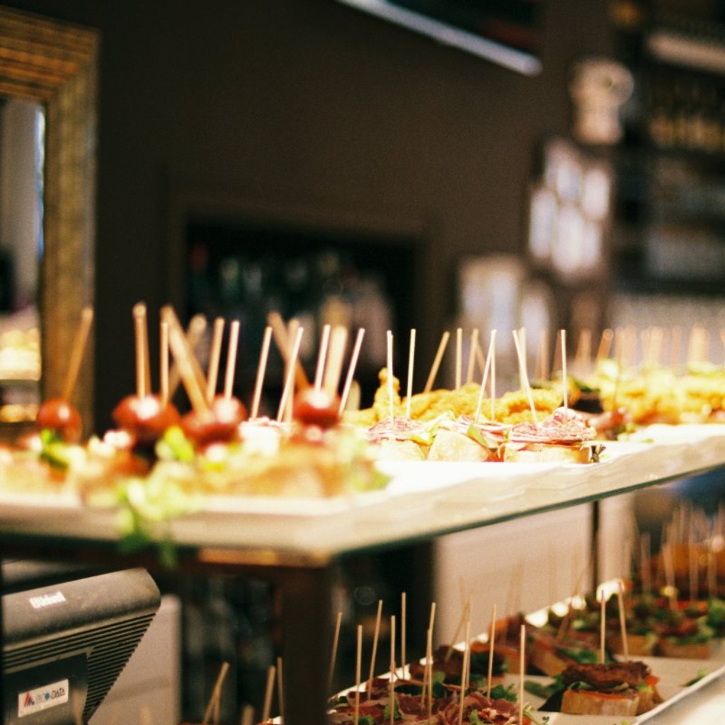 Mesa de buffet com vários pratos em vista panorâmica.