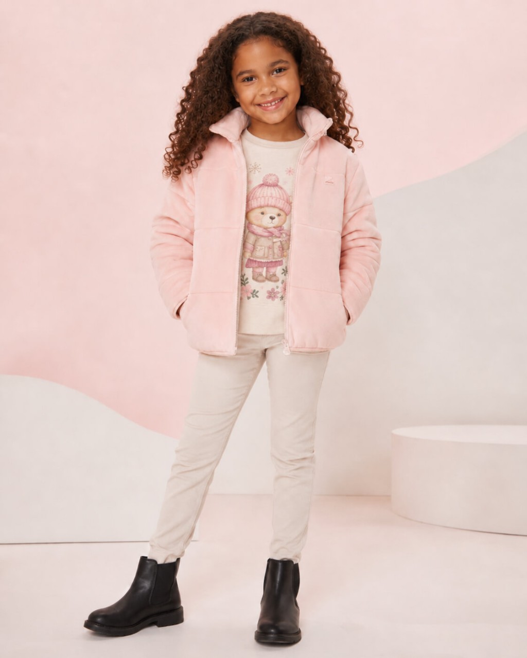 Menina com roupa infantil de inverno usando casaco rosa claro, blusa estampada, cal&ccedil;a clara e bota preta