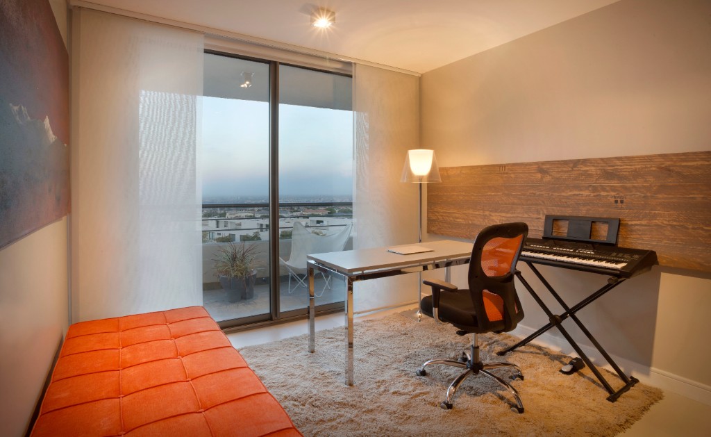 Espacio de trabajo de Casa MP en Dalvian, Mendoza, equipado por Escala