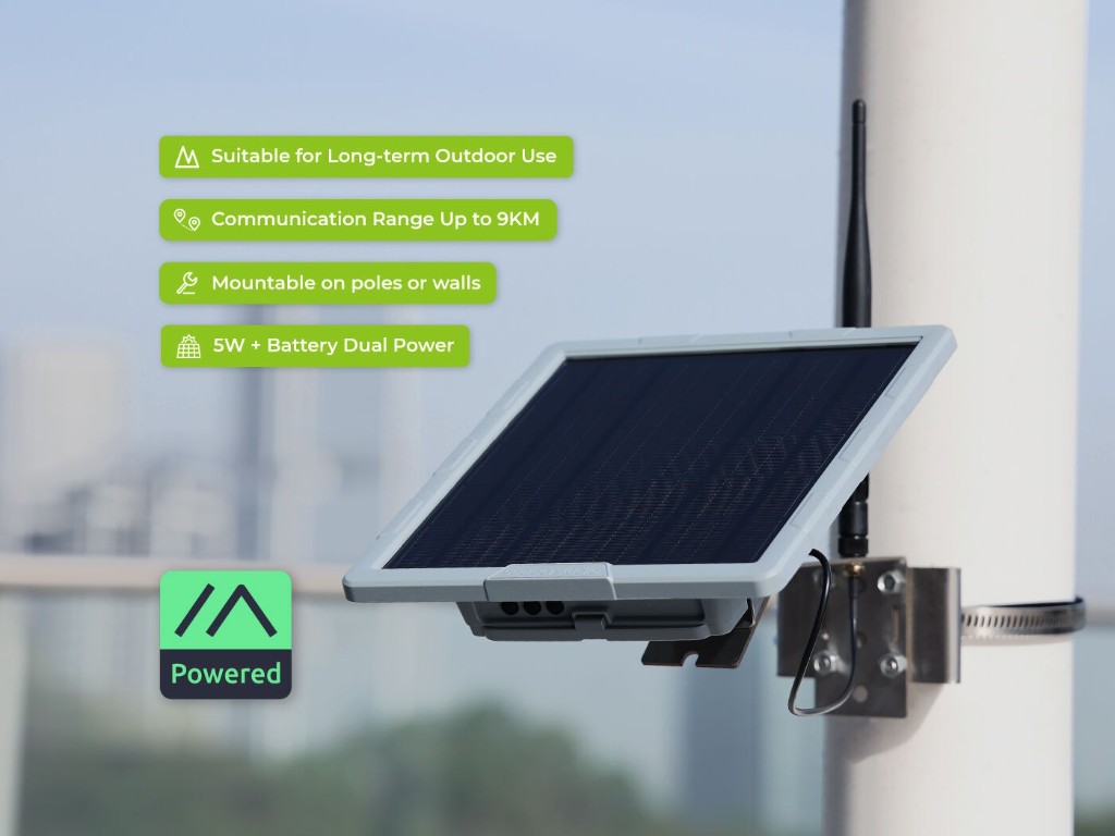 Nodo solar Meshtastic SenseCAP instalado en un poste