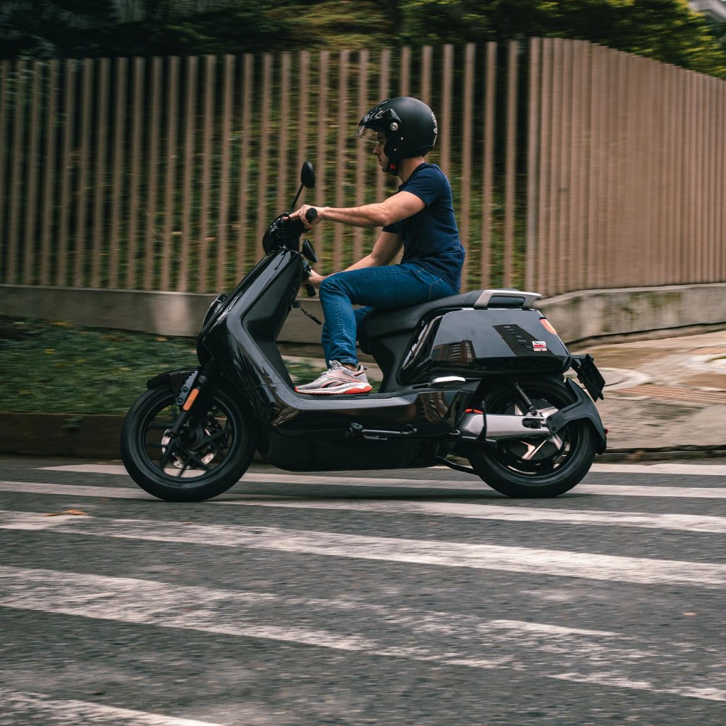 Moto el&eacute;ctrica NIU homologada circulando en Argentina