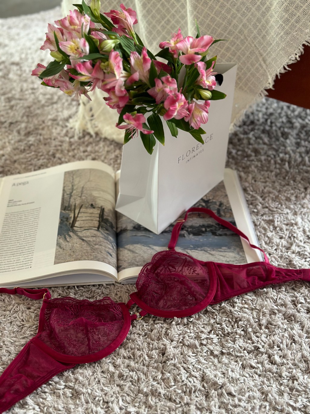 Lingerie de renda vermelha Florence Intimates com embalagem da marca e flores rosas