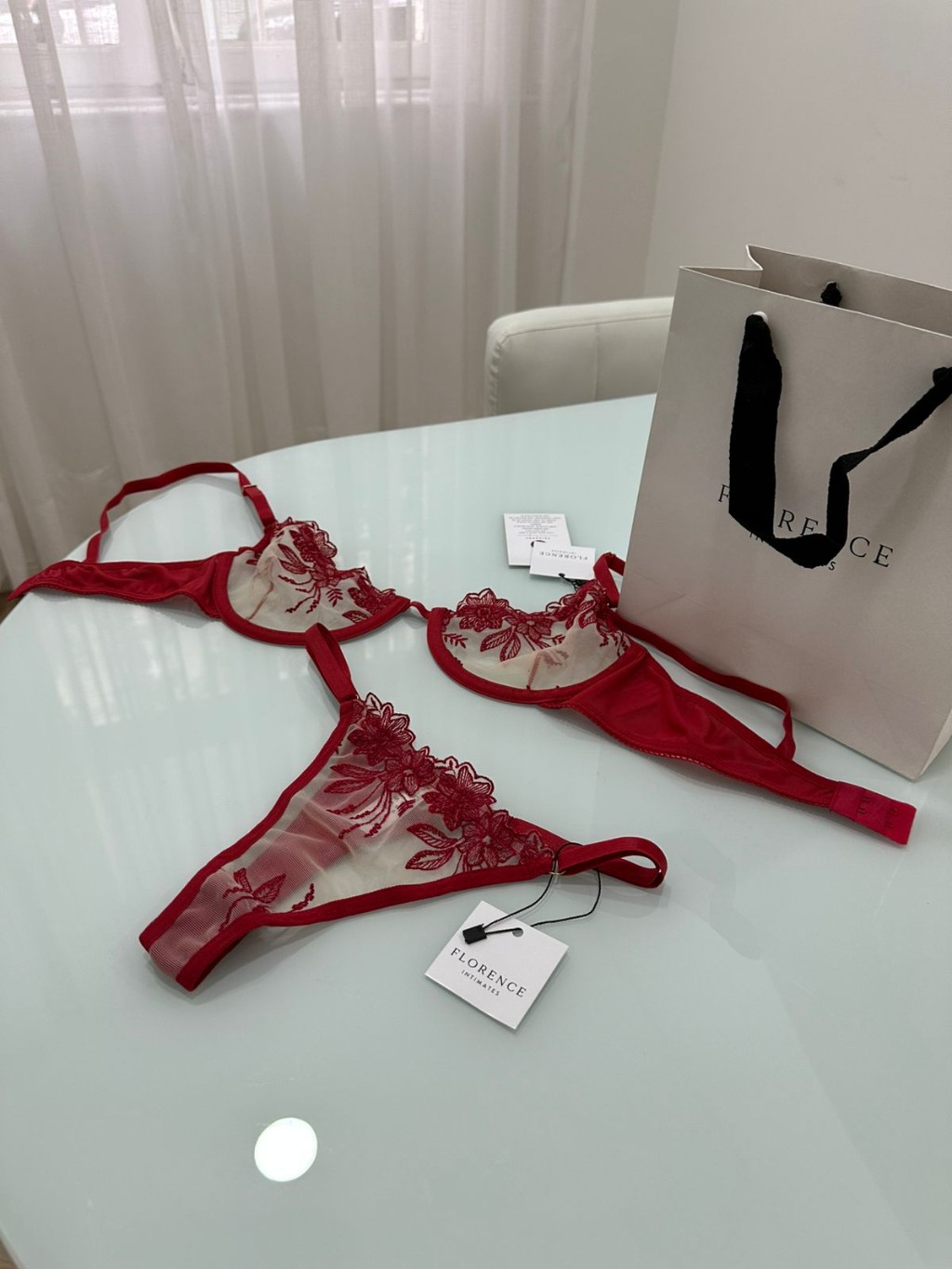 Conjunto de lingerie vermelha Florence Intimates com renda floral e sacola da marca