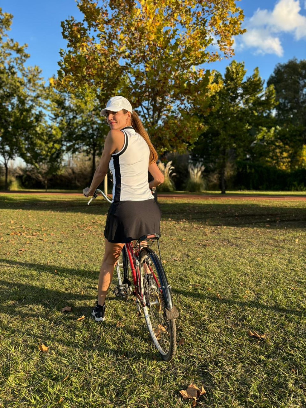 Pollera de tenis y p&aacute;del con calza interior: Falda Antonia negra