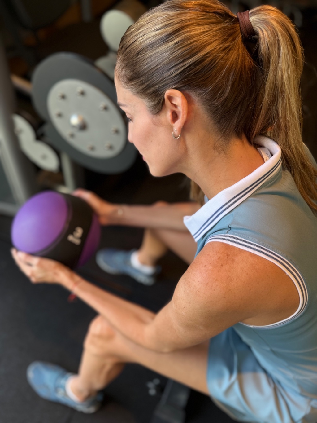 Detalle del cuello polo y cierre del Vestido Sof&iacute;a: terminaciones prolijas