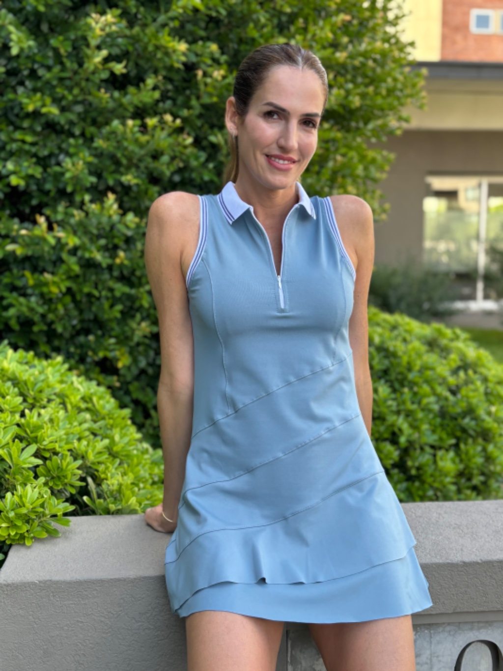 Vestido Sof&iacute;a en look casual deportivo fuera de la cancha