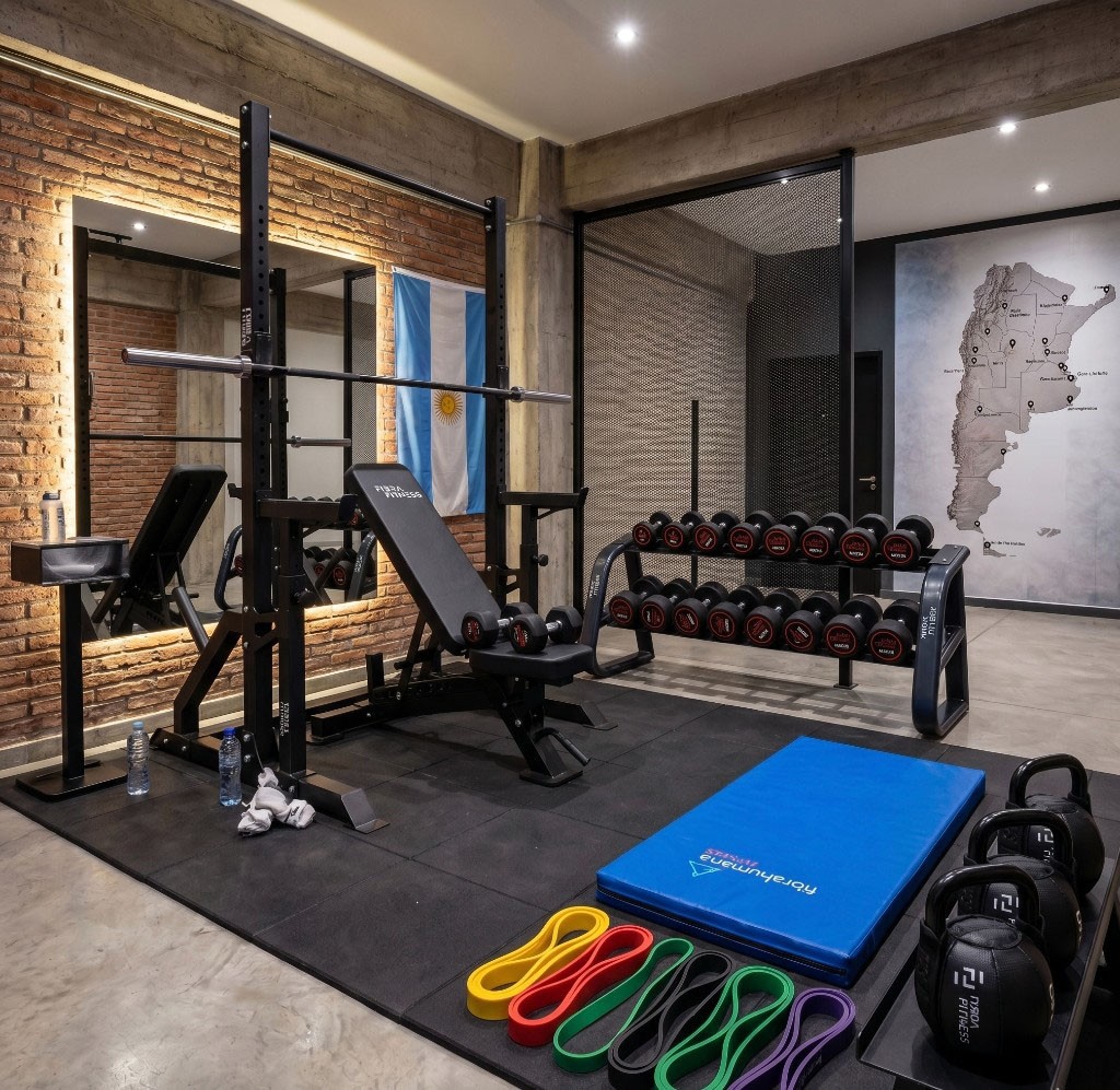 Gimnasio propio reci&eacute;n abierto en Argentina con rack multifunci&oacute;n y zona funcional