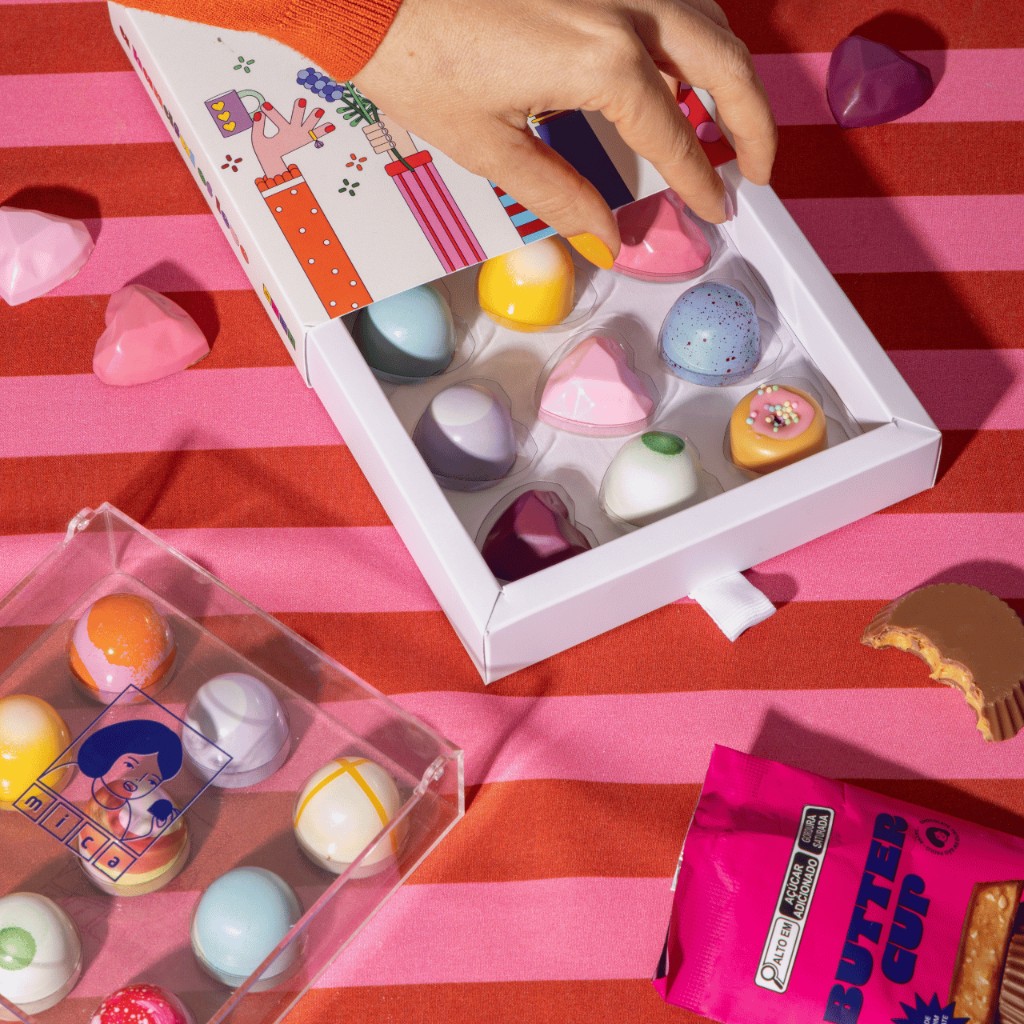 caixa de bombons com estampa rom&acirc;ntica, ideal para presentear homens. Bombons artesanais e pintados a m&atilde;o, feitos a partir de ingredientes premium 