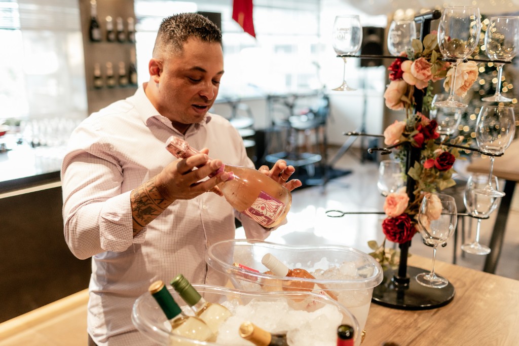 Rafael Ribeiro apresentando o espumante Delas, novo r&oacute;tulo na carta da Vinoteca da J&ocirc;