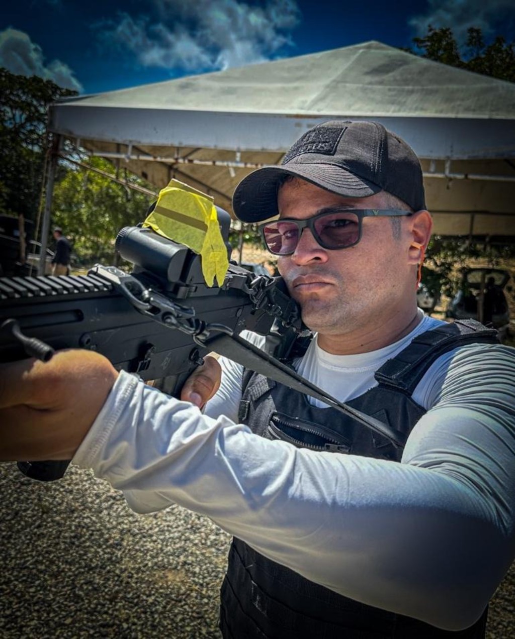 Une image contenant personne, habits, ciel, plein air

Description g&eacute;n&eacute;r&eacute;e automatiquement