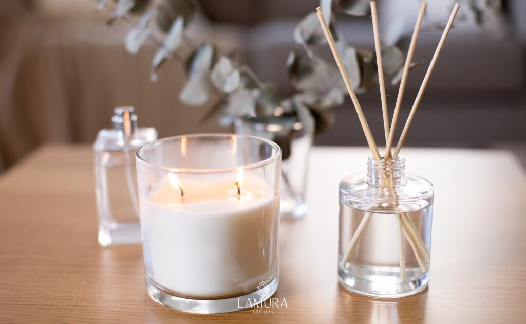 Conjunto completo de aromatiza&ccedil;&atilde;o de ambientes com home spray, velas e difusor de varetas.