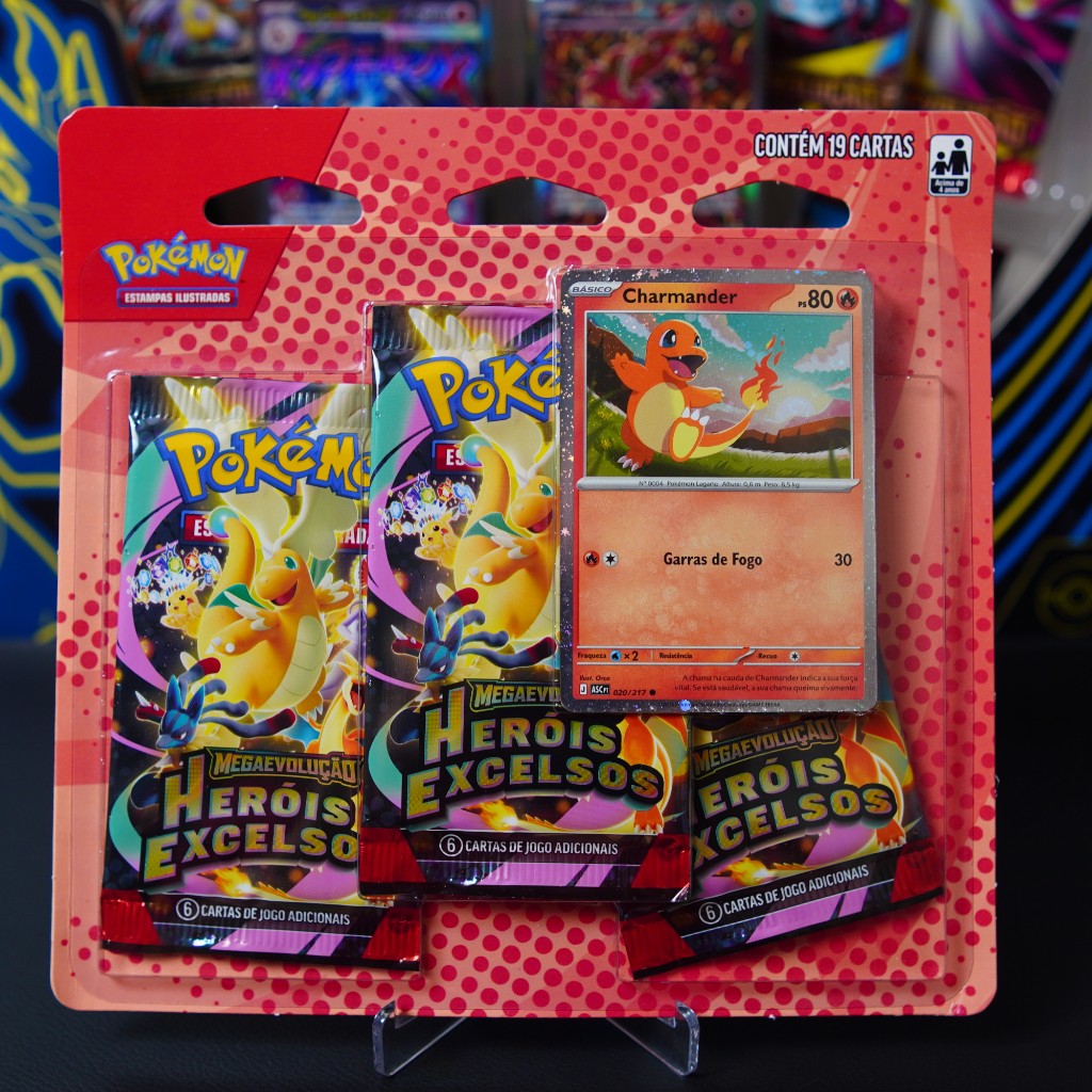 Blister Triplo de Pok&eacute;mon TCG da cole&ccedil;&atilde;o Her&oacute;is Excelsos e carta promocional do charmander
