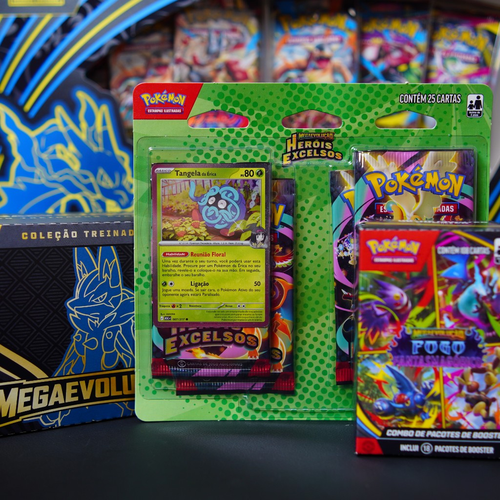 Diversos produtos de diversas cole&ccedil;&otilde;es de Pok&eacute;mon TCG sobre a mesa