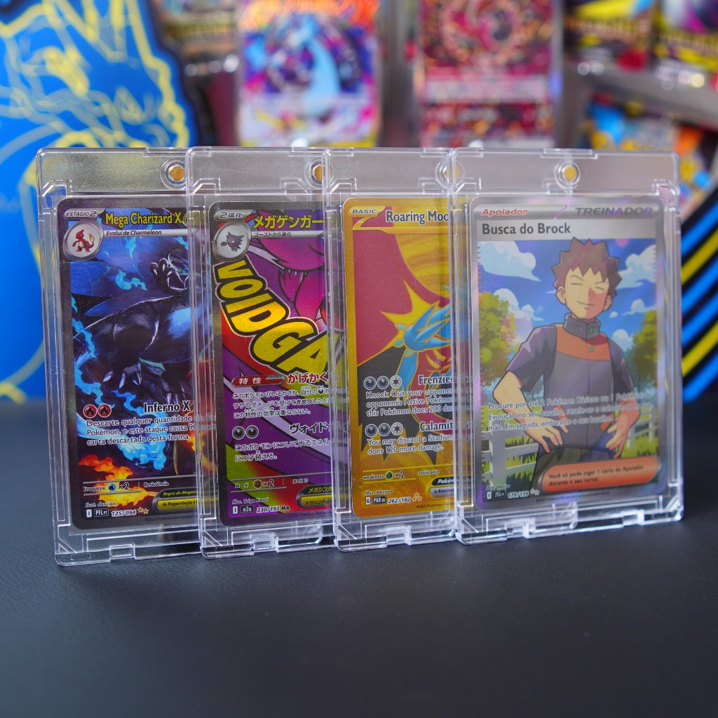 Sele&ccedil;&atilde;o de cartas raras e protegidas com toploaders sobre a mesa