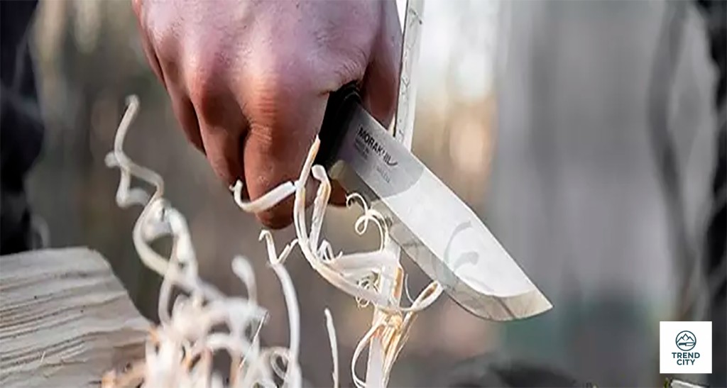 Morakniv Garberg con filo Scandi — el bisel plano que define la geometría de afilado escandinava