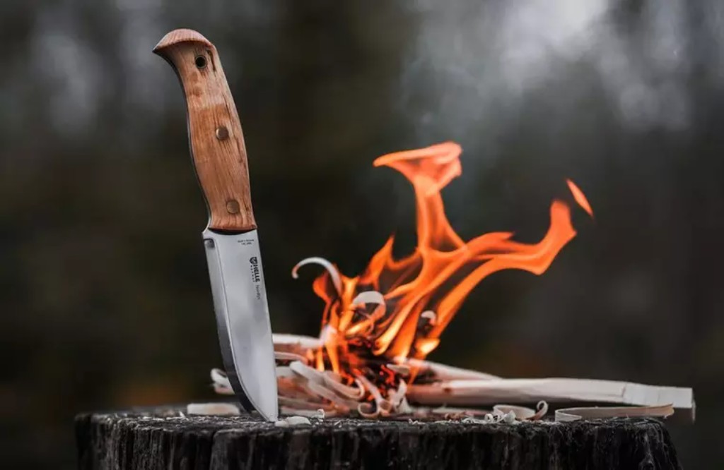 Helle Nordlys &mdash; cuchillo noruego de abedul rizado y acero tricapa