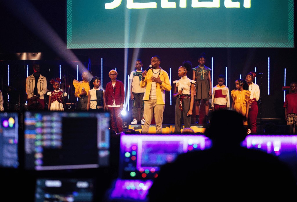Apresenta&ccedil;&atilde;o de um coro infantil em um concerto.