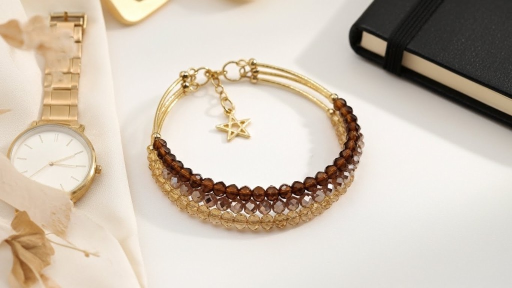Pulsera Trilog&iacute;a Estelar triple capa cristales caf&eacute; y oro