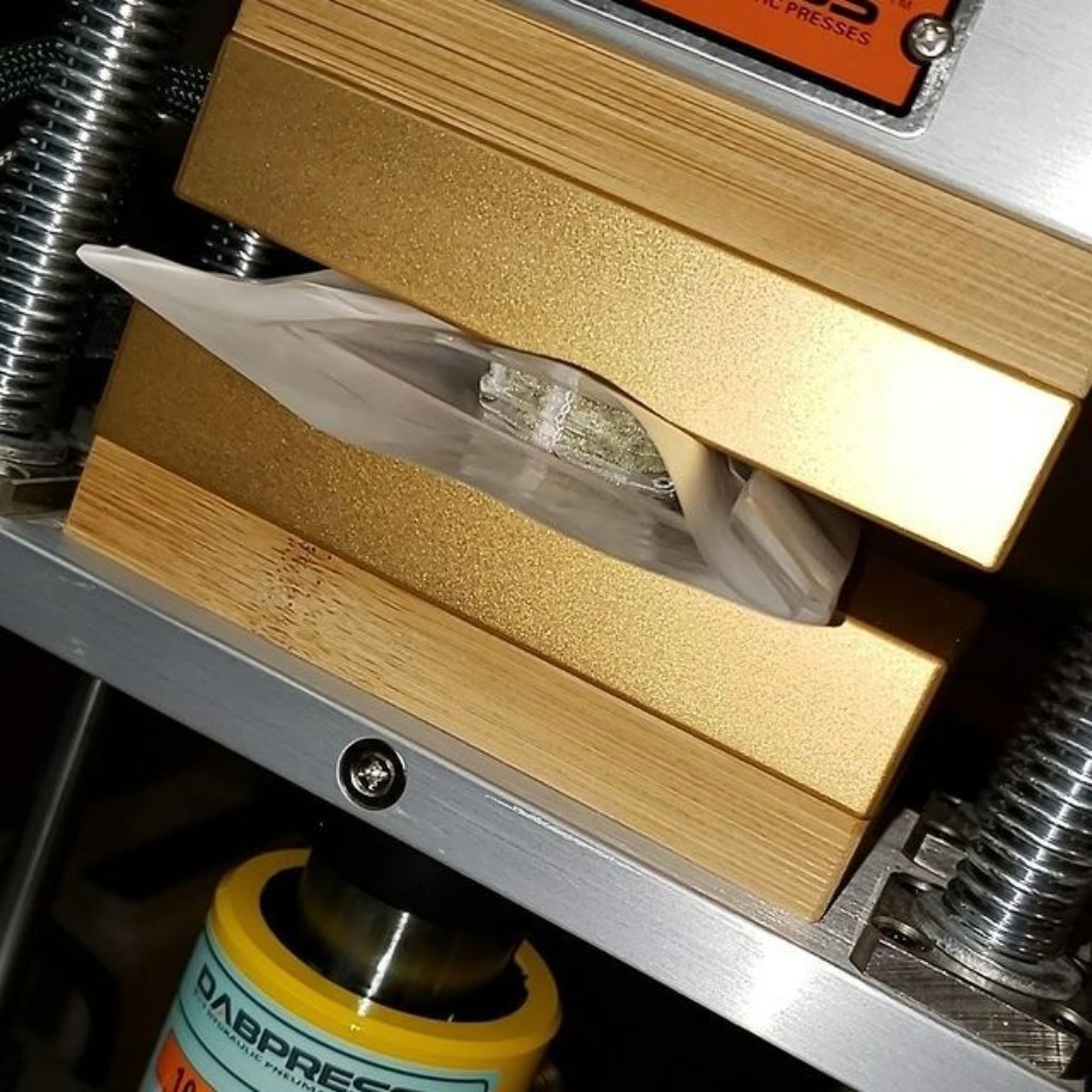 Prensa rosin DABPRESS lista con bolsa de filtro y papel parchment