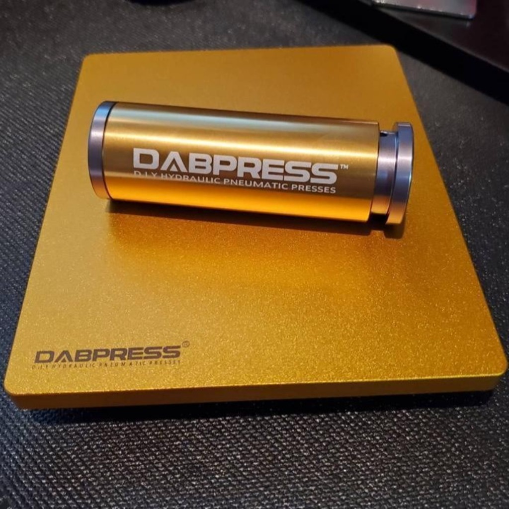 Placa fr&iacute;a DABPRESS enfriando rosin reci&eacute;n extra&iacute;do sobre parchment