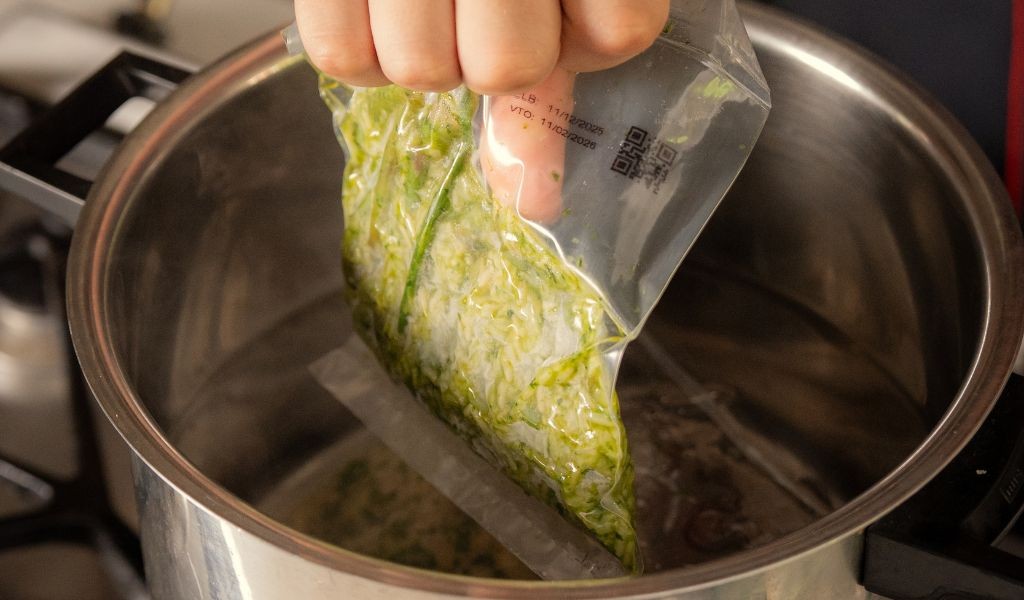 Calent&aacute;s agua en una olla hasta que llegue a ebullici&oacute;n.