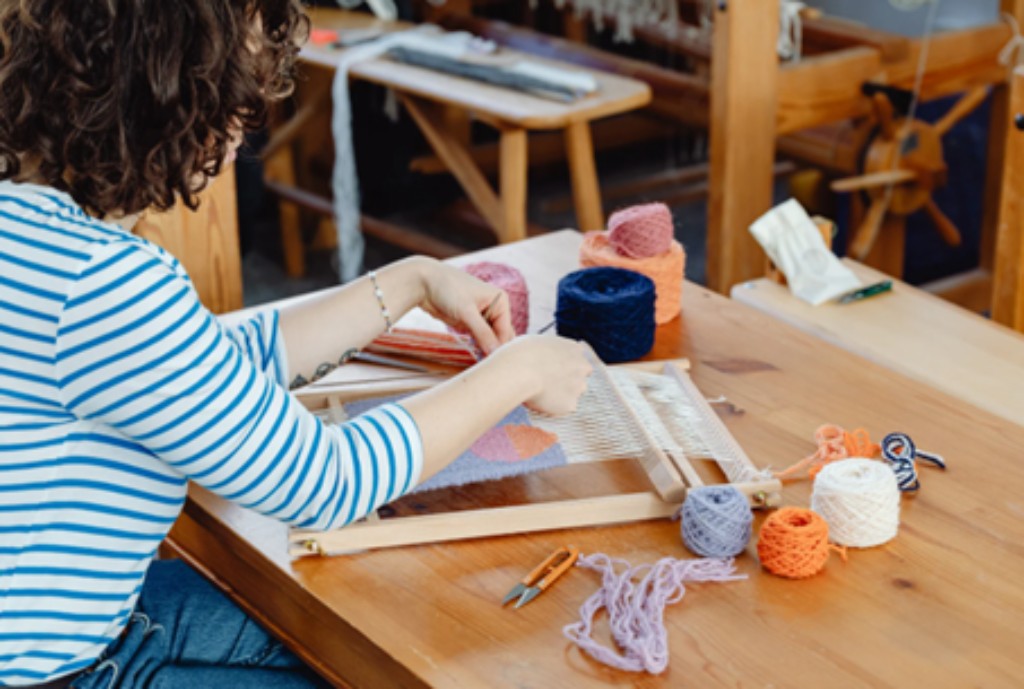 Mulher sentada em uma mesa de madeira

O conte&uacute;do gerado por IA pode estar incorreto.