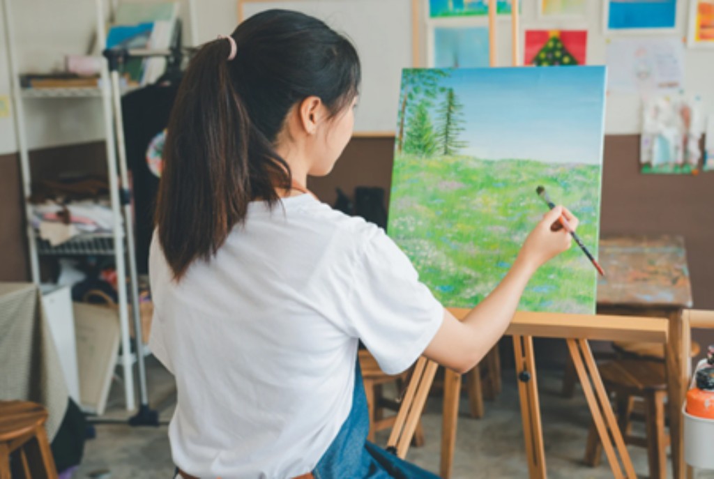 Crian&ccedil;a em p&eacute; em frente a mesa

O conte&uacute;do gerado por IA pode estar incorreto.