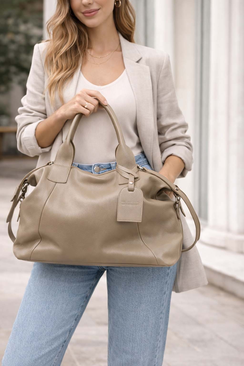 bolsa em couro feminina legitima cor taupe espa&ccedil;osa transversal Francarline
