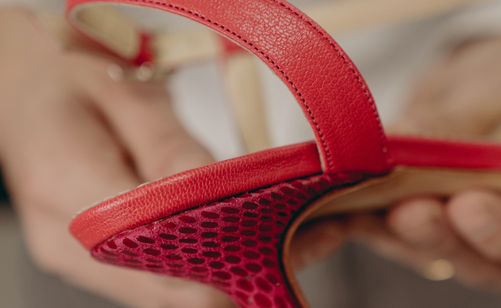 Taco de un zapato artesanal color fucsia versión kitten heel. Forrado en cabritilla con diseño.