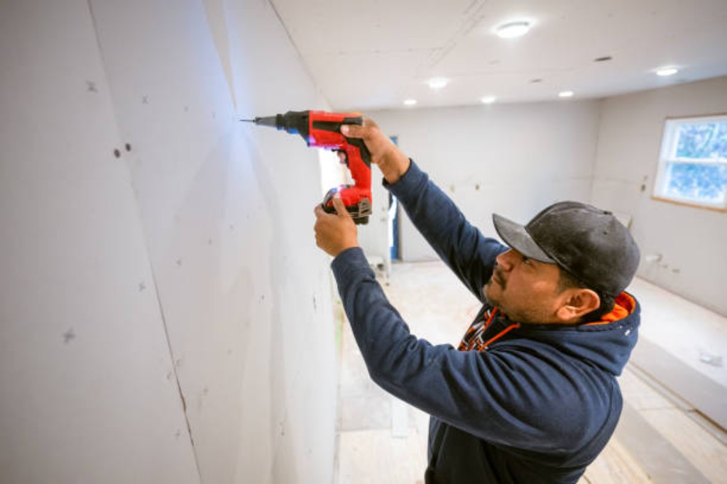 c&oacute;mo instalar paneles decorativos correctamente en interior 