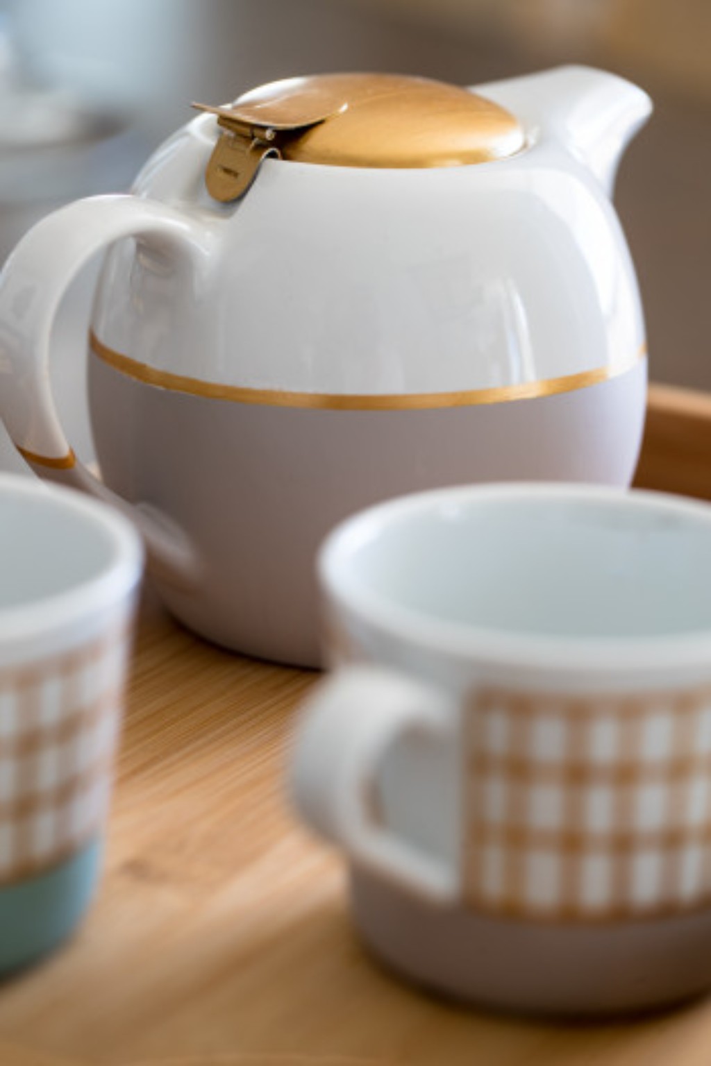 Bule e x&iacute;caras decorados com Porcelaine 150 em tons suaves e dourado.