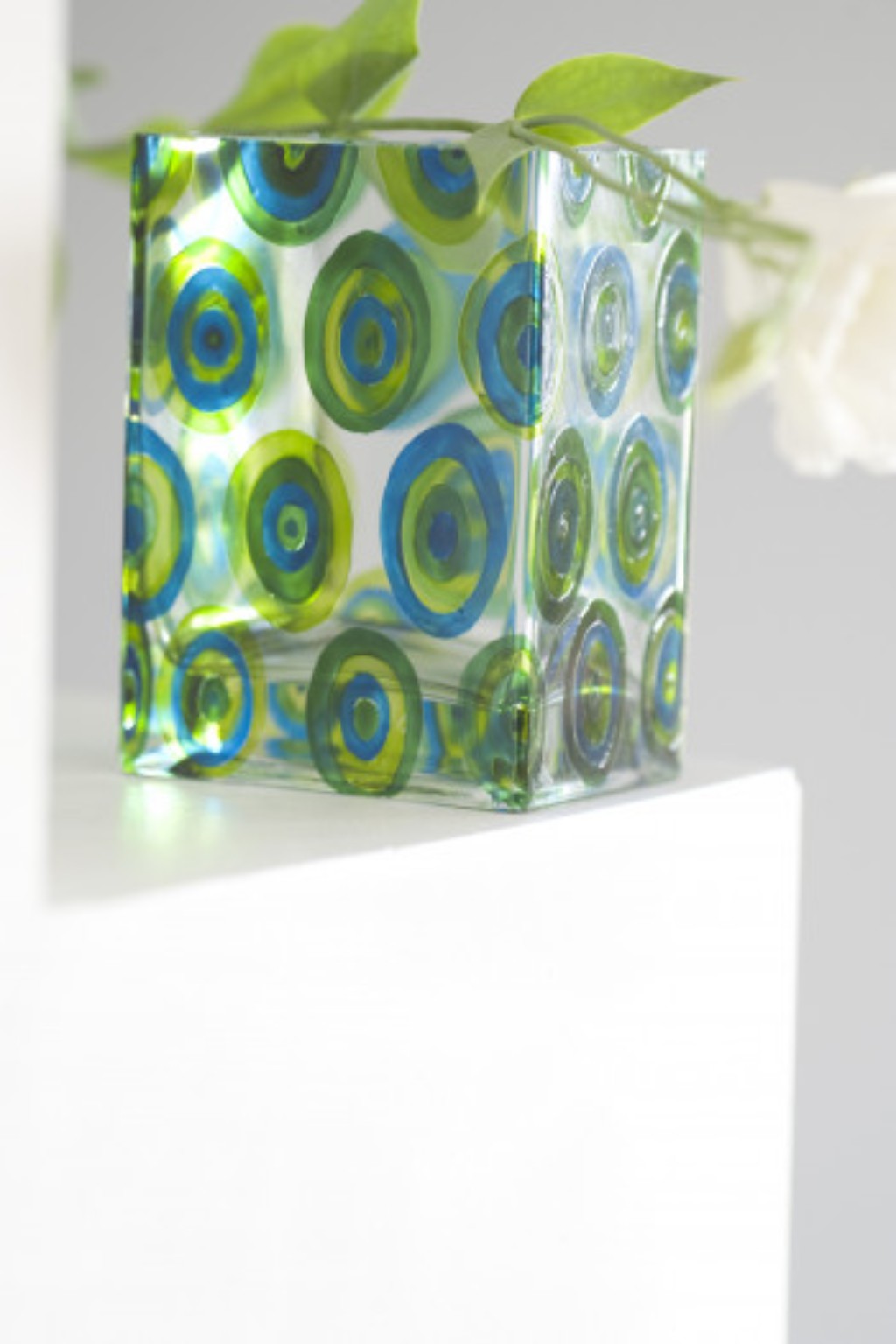 Vaso de vidro decorativo com c&iacute;rculos verdes e azuis pintados com P&eacute;b&eacute;o Vitrail.