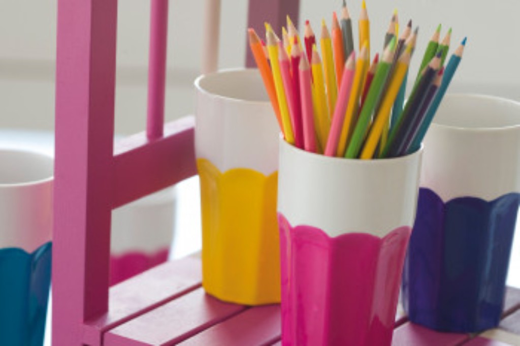 Porta-l&aacute;pis de porcelana pintados em amarelo, rosa e roxo com Porcelaine 150.