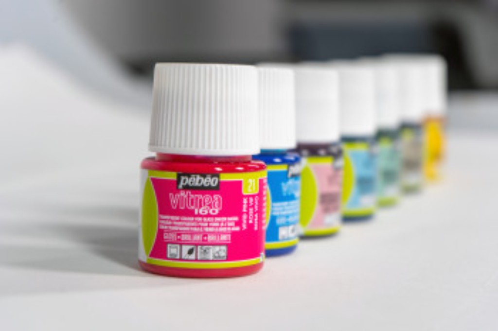 Frascos de tinta P&eacute;b&eacute;o Vitrea 160 em diferentes cores.