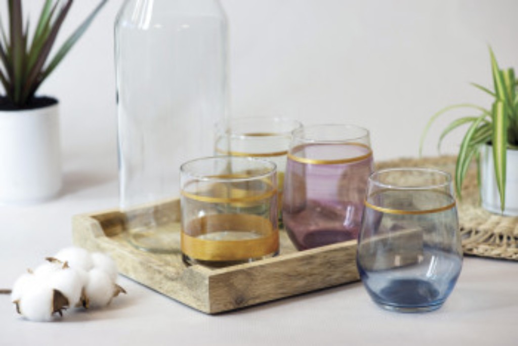 Pe&ccedil;as de vidro decoradas com Vitrea 160 em azul-claro, dourado e taupe.