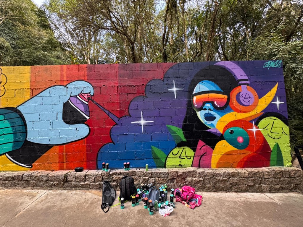 Mural de graffiti Em Todo Lugar por Diego Prosa na Ópera de Arame Curitiba