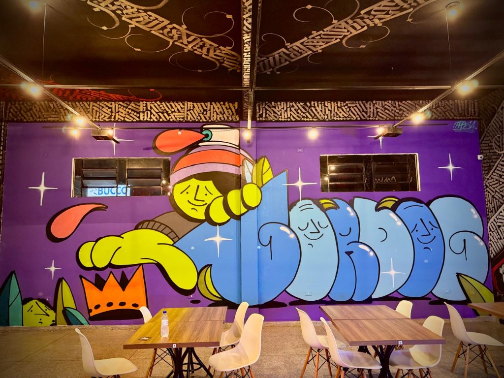 Mural comercial colorido Gordog vs Prosa na Rodovia da Uva em Colombo