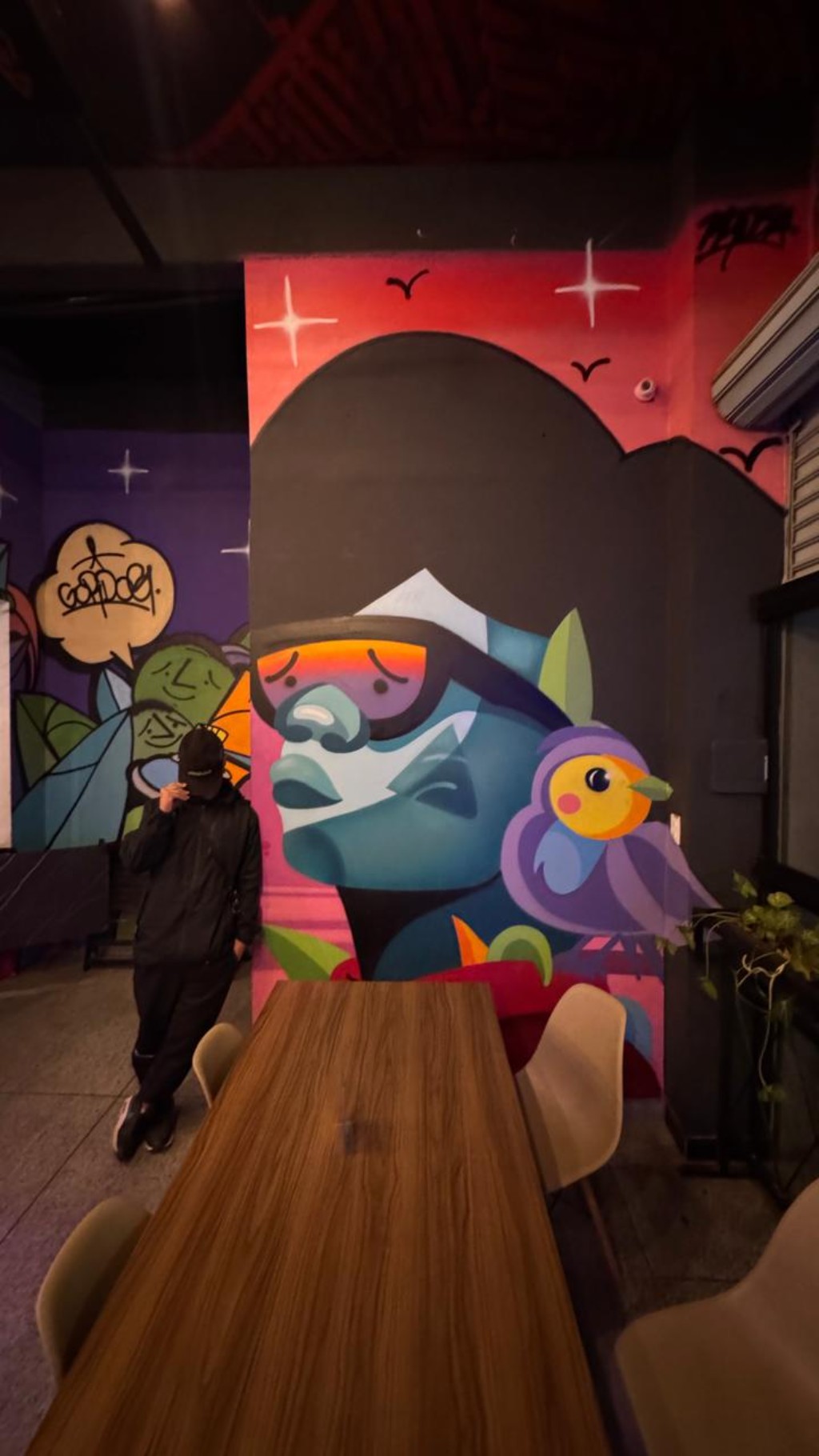 Mural de graffiti Diego Prosa na Hamburgueria Gordog Colombo Rodovia da Uva