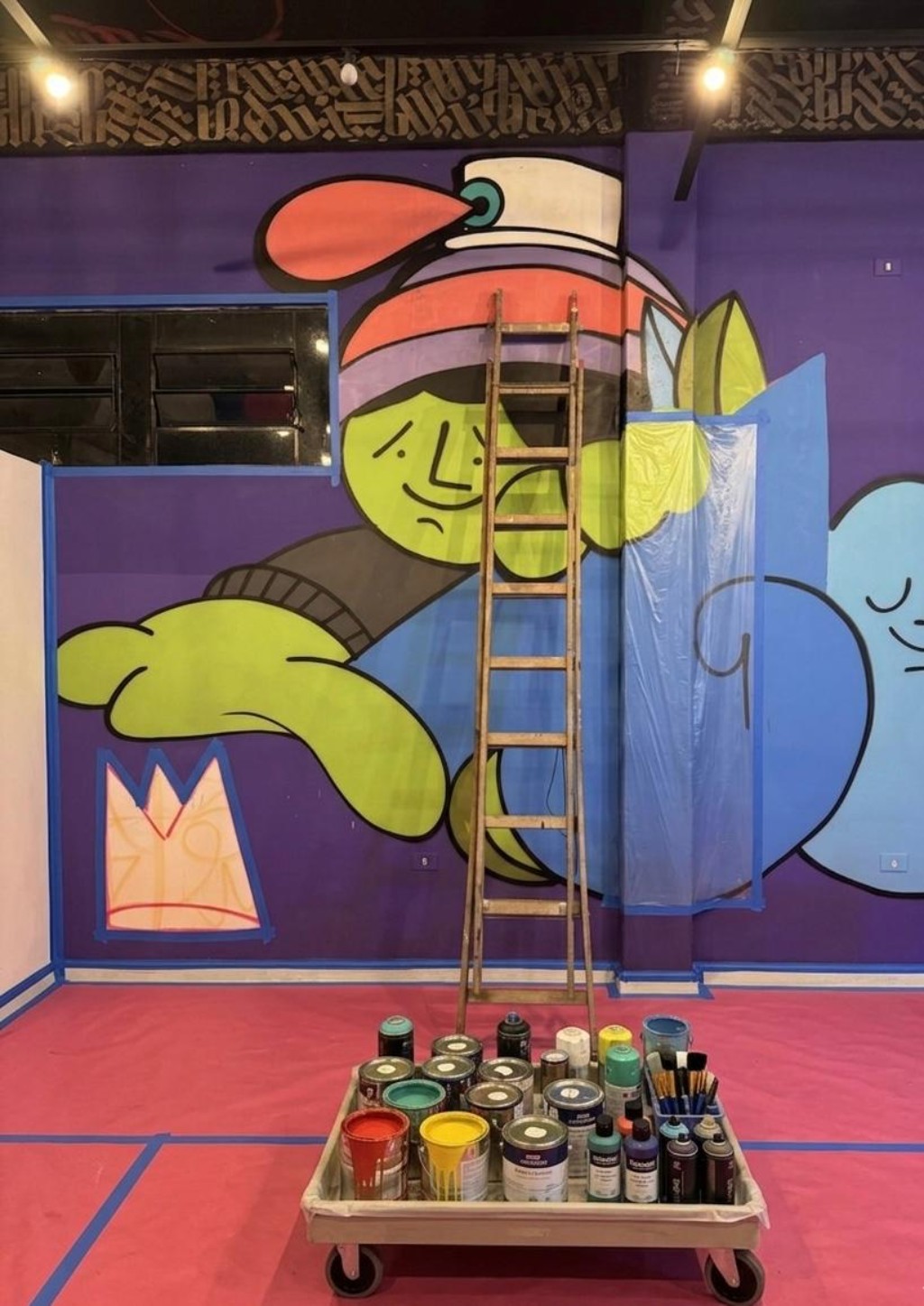 Mural com personagem autoral do Prosa Graffiti em execu&ccedil;&atilde;o &mdash; tintas profissionais e ambiente isolado