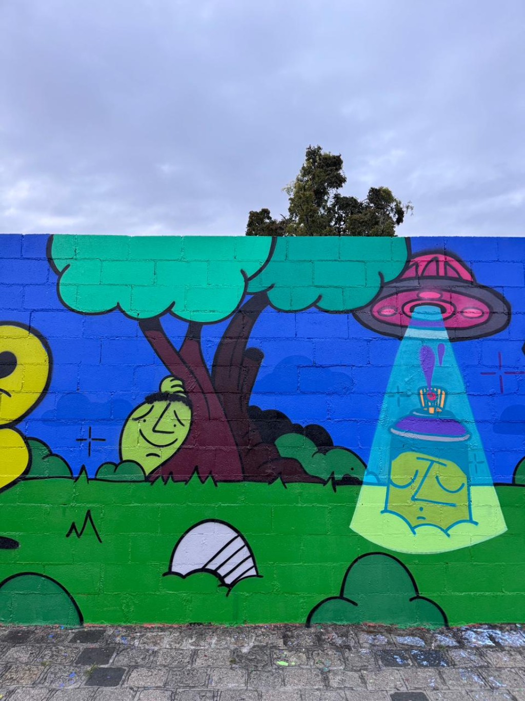 Mural externo com cores vivas em Curitiba &mdash; personagens autorais do Prosa Graffiti em parede de grande escala